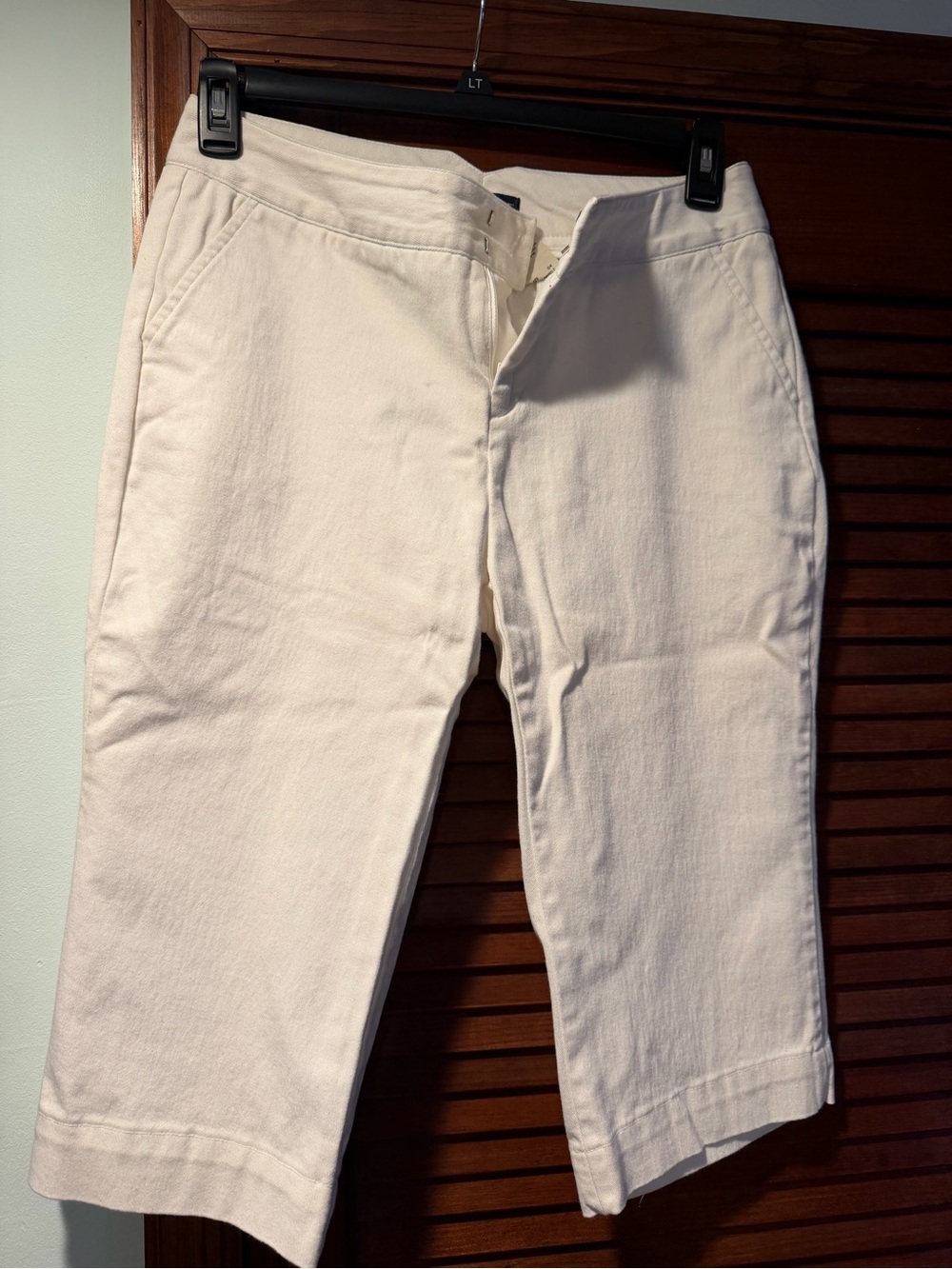 Dockers Women’s White Capris stretchy - Picture 1 of 3